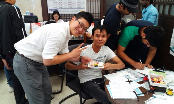 NSP통신-지난 14일 외환은행 원곡동지점 일요영업점을 방문한 외국인 고객에게 감사의 마음을 전달하는 송편 증정 후 기념 사진 촬영을 하고 있다.