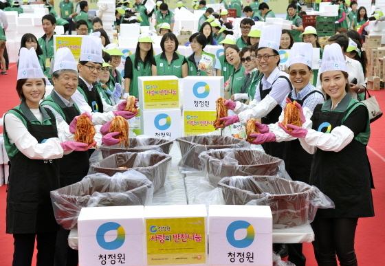 NSP통신-대상은 17일 서울 광화문광장에서 대상 임직원 및 모델, 서울시 관계자 등 400여명의 봉사단과 함께 청정원과 함께하는 사랑의 반찬나눔 행사를 진행했다. (대상 제공)