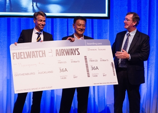 NSP통신-스웨덴 오프로드 테스트 트랙에서 열린 2014 아태지역 연비왕대회에서 한국 대표로 참가한 김명성씨(가운데)가 오프로드 부문에서 우승해 기념촬영을 하고 있다.