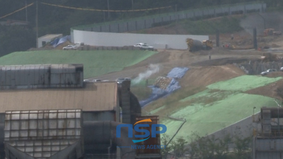 NSP통신-부산 사하구 구평동 YK스틸 공장 굴뚝에서 연기가 치솟고 있다. (김승한 기자)