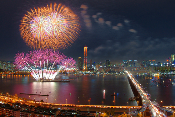 NSP통신-지난해 개최된 서울세계불꽃축제에서 펼쳐진 화려한 불꽃쇼 장면