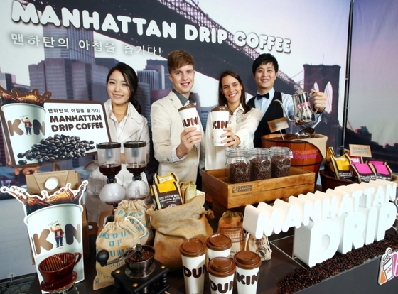 NSP통신-던킨도너츠가 25일 오전 서울 소공동 플라자호텔에서 부드러운 맛과 산미가 풍부해 아침에 잘 어울리는 맨하탄 드립 커피 출시를 기념하는 행사를 진행하고 있다 던킨 모델로 활동중인 방송인 줄리안과 직장인 모델들이 함께 커피를 즐기는 포즈를 취하고 있다 던킨도너츠 제공