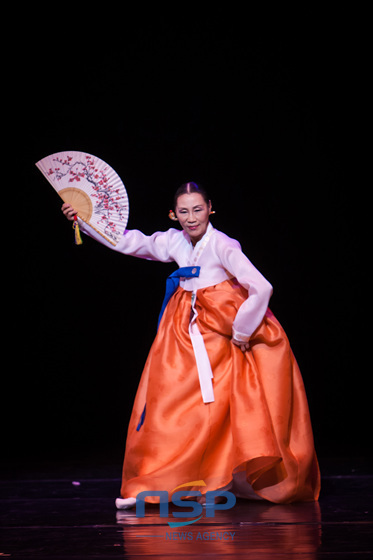 NSP통신-동래 춤의 산 역사인 김온경 선생이 산조춤 공연을 펼치고 있다.