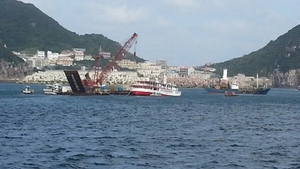 [NSP PHOTO]신안군 홍도 인근 좌초 유람선··승객 전원 구조 완료