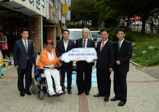 NSP통신-부산은행이 차량을 전달하고 기념촬영을 하고 있다 .왼쪽 세번째부터 하태상 (사)부산광역시사상구장애인협회장, 김정언 사상구의회 의장, 박영봉 부산은행 부행장.