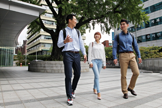NSP통신-삼양그룹의 복장 자율화 시행 첫날인 1일 직원들이 서울 종로구 연지동에 있는 본사에 출근하고 있다. (삼양그룹 제공)