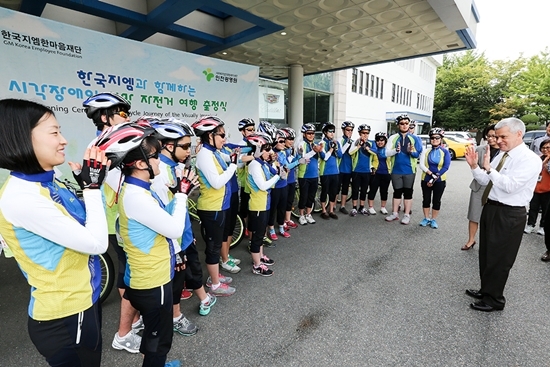 NSP통신-한국지엠 세르지오 호샤 사장이 자전거 구간 국토종주에 참가한 시각장애인 및 자원봉사자들과 인사를 나누고 있는 모습.