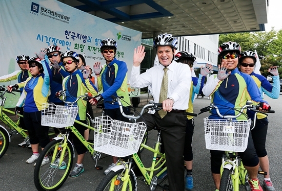 NSP통신-한국지엠 세르지오 호샤 사장이 자전거 종주 참여자들과 함께 자전거를 타고 국토 구간종주를 시작하는 모습.