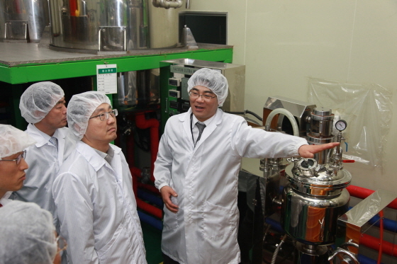 NSP통신-정책금융공사 진웅섭 사장(오른쪽 두번째)이 기술금융 현장방문차 충북 오송의 파이온텍을 견학하고 있다.