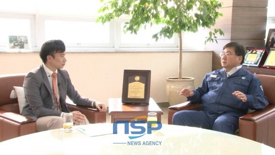 NSP통신-NSP통신 도남선기자(왼쪽)와 1일 단독인터뷰를 진행하고 있는 오오미치 히데타카 YK스틸 사장(오른쪽). (NSPTV 캡쳐)