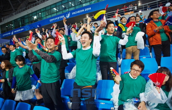 NSP통신-한화건설 임직원들이 인천축구전용경기장에서 이라크 축구대표팀을 응원하고 있다