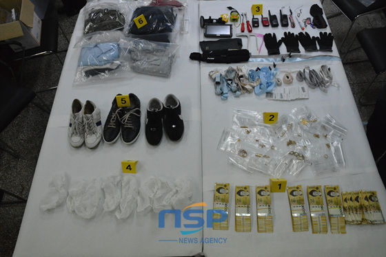 NSP통신-고급아파트 털이범이 사용한 범 행도구와 훔친 금품. 6일 부산 사하경찰서는 고급아파트만 골라 선물포장용 노끈으로 디지털 도어록을 해제한 뒤 귀금속을 훔쳐온 일당을 검거했다. (부산지방경찰청 제공)