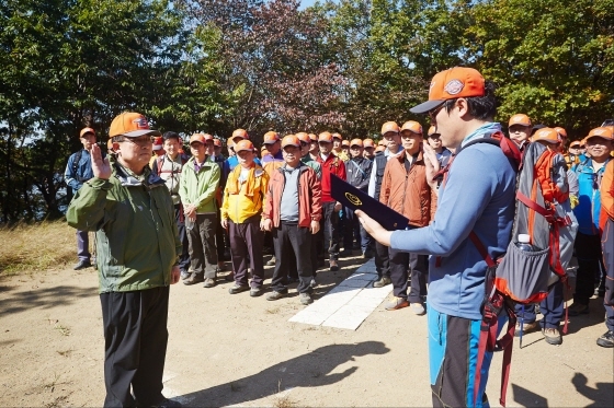 NSP통신-한화건설 이근포 사장(사진 왼쪽)을 비롯한 임직원들이 청계산 이수봉에 올라 경영목표달성 및 무재해 결의문을 낭독하고 있다.