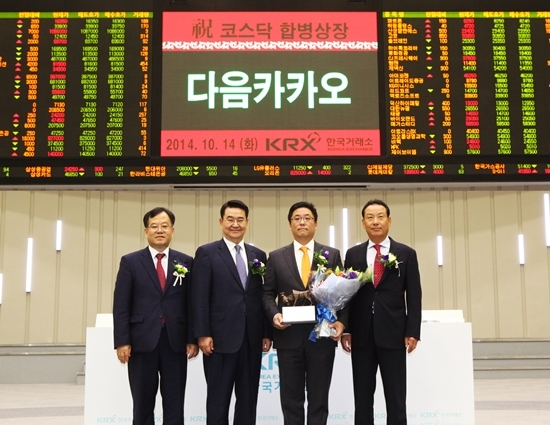NSP통신-상장기념패 전달 후 기념촬영 왼쪽부터 김재준 한국거래소 코스닥시장위원회 위원장, 김석 삼성증권 대표이사, 최세훈 다음카카오 대표이사