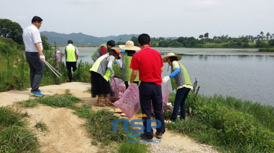 NSP통신-한국농어촌공사 곡성지사 직원 등이 14일 백련저수지에서 환경정화 활동을 실시하고 있다. (한국농어촌공사 곡성지사)