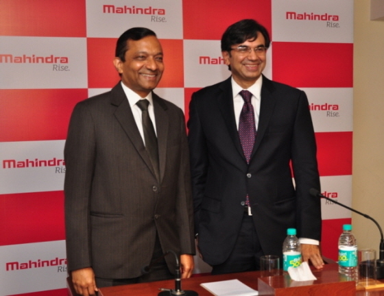 NSP통신-(왼쪽부터) 파완 고엔카 (Dr. Pawan Goenka), M&M 이사회 최고 임원 및 자동차∙농기구 부문 사장과 라제쉬 제주리카 (Rajesh Jejurikar), 마힌드라 & 마힌드라의 농기계 및 이륜차 부문 사장이자 이사회 최고임원이 프랑스 대표 이륜차 생산 업체인 푸조 모터사이클의 지분 51% 인수 발표 기자회견을 진행, 기념사진을 찍고 있다.