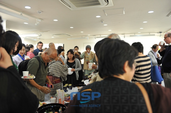 NSP통신-지난 21일 일본 교토갤러리에서 열린 유길삼 선생의 11번째 일본 초대전에 방문한 관람객들이 큰 관심을 보이고 있다.