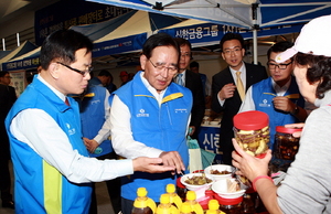 [NSP PHOTO]신한금융그룹, 그룹사 1사 1촌 결연마을 특산품 판매장터 열어