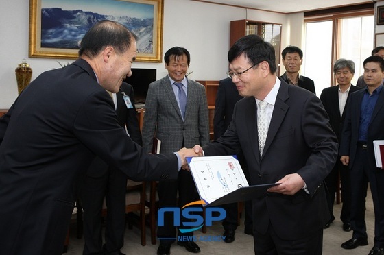 NSP통신-22일 이항로 진안군수는 신임 강건순 진안부군수 취임을 맞아 임명장 전달장면.