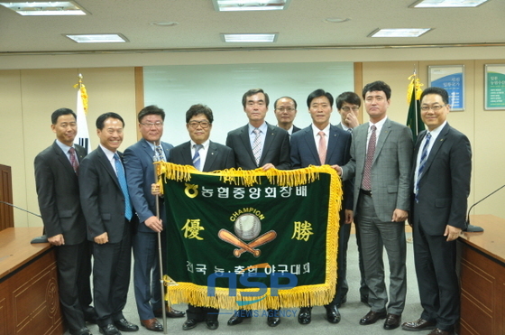 NSP통신-제3회 농협중앙회장배 전국 농·축협 야구대회에서 정상에 오른 농협광주지역본부 광주야구연합팀 디스커스. (농협광주지역본부)