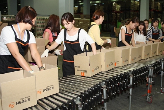 NSP통신-31일 NS홈쇼핑이 대전 척수장애인협회에 200여개 상품을 기부했다. (NS홈쇼핑 제공)