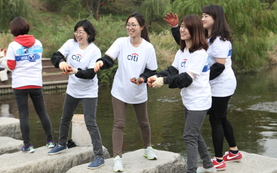 NSP통신-1일 씨티 글로벌 지역사회 공헌의 날 행사에 참가한 한국씨티 임직원과 가족들이 양재천에서 하천 정화를 위해 자연에 유익한 미생물 수십 종을 배합하여 만드는 EM(Eeffective Microorganisms: 유용미생물) 흙공 만들기와 흙공 던지기를 통한 양재천 수질개선활동을 하고 있다.
