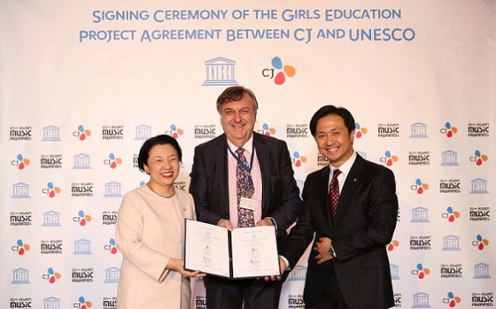 NSP통신-지난 3일(현지시간) 프랑스 파리에서(왼쪽부터) 민희경 CJ그룹 CSV경영실장, 한스 도빌 유네스코 전략기획분야 사무차장보, 신형관 CJ E&M 상무가 만나 여아 교육 후원사업에 관한 파트너 체결식을 갖고 기념사진을 촬영하고 있다.