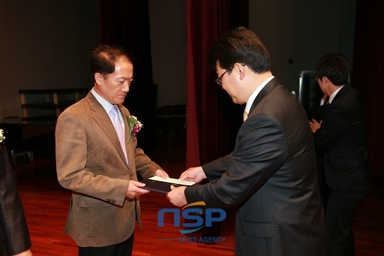 NSP통신-우수부서 시상식에서 최우수상을 수상하는 경제과 (아산시)