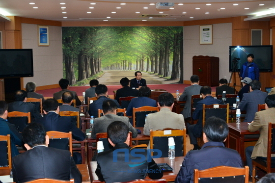 NSP통신-최형식 담양군수가 10일 군청 회의실에서 기자간담회를 갖고 있다. (김용재 기자)