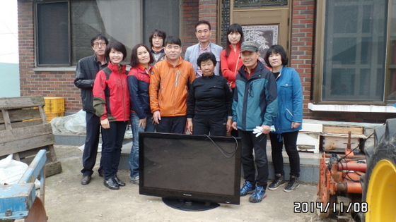 NSP통신-NH농협은행 수신업무지원센터 호남권업무지원단이 광산구 동곡동 한 농가에 TV를 전달하고 있다. (농협광주지역본부)