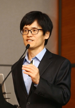 NSP통신-11일 여의도 콘래드서울에서 진행된 비즈플레이 기자간담회에서 윤완수 웹케시 대표가 비즈니스 오픈 플랫폼 비즈플레이의 정식버전을 소개하고 있다. (웹케시 제공)