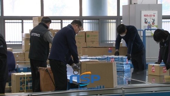 NSP통신-부산국제물류센터에서 관체청 직원들이 우편물과 소포등 의심되는 물품들을 검사하고 있다.