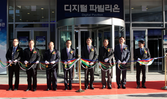 NSP통신-ICT 창조관 개관식에서 쌍용차 디자인 담당 이명학 상무(오른쪽 첫번째)와 정보통신산업진흥원 한호현 SW융합진흥본부장(오른쪽 다섯번째) 등 참석인사들이 본격적인 체험전시관의 출범을 축하하는 테이프 커팅을 진행하고 있다.