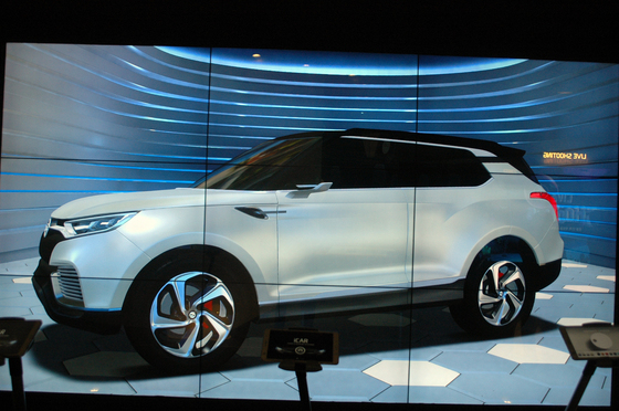 NSP통신-ICT 창조관 개관식에서 참석 관계자들이 안내에 따라 XLV VR콘텐츠를 시연해 보고 있다.