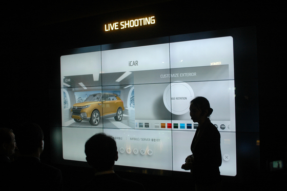 NSP통신-ICT 창조관 개관식에서 참석 관계자들이 안내에 따라 XLV VR콘텐츠를 시연해 보고 있다.