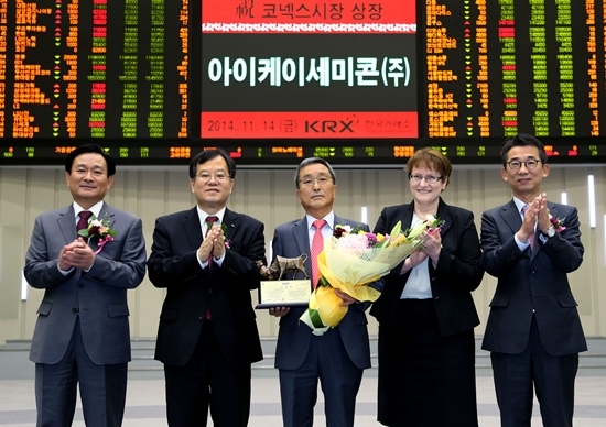 NSP통신-상장기념패 전달 후 기념촬영 왼쪽부터 정회동 KB투자증권(주) 대표, 김재준 한국거래소 코스닥시장위원회 위원장, 윤경덕 아이케이세미콘(주) 대표, 나탈리아 질레비치 주한 벨라루스 대사, 김군호 코넥스협회 회장