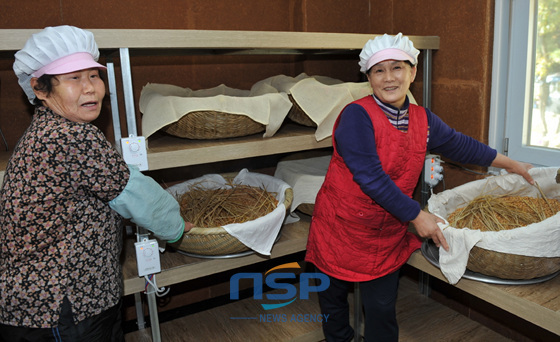 NSP통신-모래톱마을 행복센터 숙성실에서 마을 주민들이 메주를 띄우고 있다. (사진 = 사하구 제공)