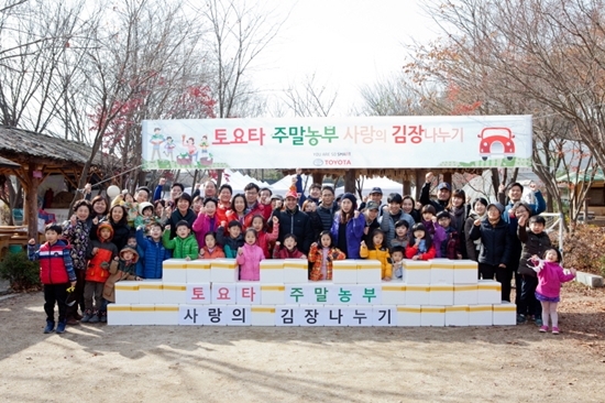 NSP통신-토요타 하이브리드 고객으로 구성된 2014 토요타 주말농부들이 손수 담근 김장을 안나의 집에 전달하고 있다.(사진 중앙, 안나의 집 대표 김하종 신부(빈첸시오 보르도)님과 요시다 아키히사 한국 토요타 사장)