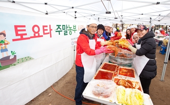 NSP통신-토요타 고객으로 구성된 2014 토요타 주말농부들이 텃밭에서 손수 재배한 배추로 김장을 담고 있다. (정면에서 왼쪽, 요시다 아키히사 한국 토요타 사장 )