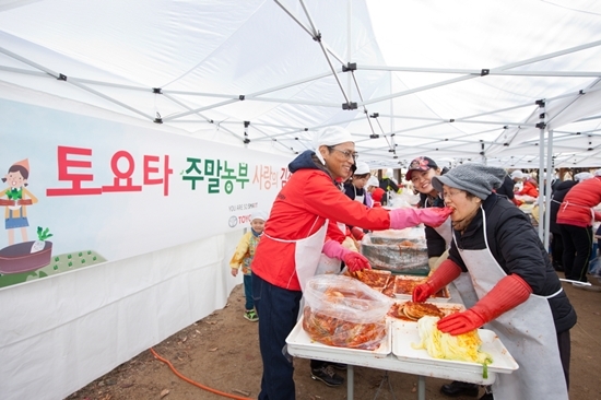 NSP통신-토요타 고객으로 구성된 2014 토요타 주말농부들이 텃밭에서 손수 재배한 배추로 김장을 담고 있다. (정면에서 왼쪽, 요시다 아키히사 한국 토요타 사장 )