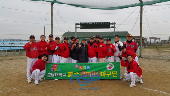 NSP통신-15일 군산 금강야구장에서 열린 제 7회 새만금 야구대회 공무원 리그 결승전에서 군산경찰서 동호회팀을 꺽고 우승을 차지한 호원대학교 야구동호회 호원불스 야구단이 화이팅을 외치고 있다.