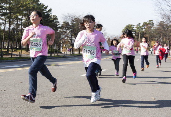 NSP통신-지난 15일 상암동 월드컵공원에서 현대해상이 개최한 달리기 축제에 참여한 학생들이 코스를 따라 달리고 있다.