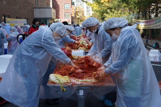 NSP통신-아삭아삭 김장나눔 봉사활동 (이지웰가족복지재단 제공)