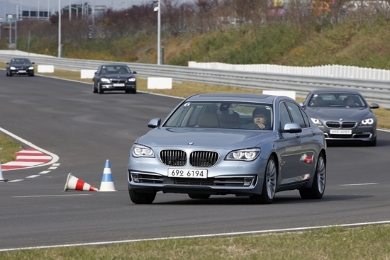 NSP통신-BMW 그룹 고객 서비스 평가단이 영종도 BMW 드라이빙 센터에서 주행 체험을 하고 있다.