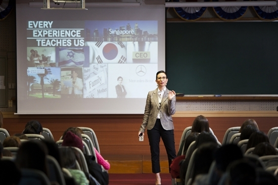 NSP통신-아디 오펙 벤츠코리아 대표가 한양대학교 광고홍보학과 재학생 약 150여명을 대상으로 국제 기업의 리더십과 리더의 요건을 주제로 특별 강연을 하고 있다.