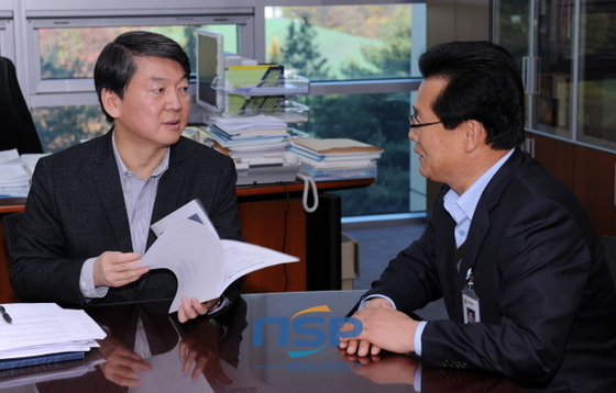 NSP통신-주철현 여수시장이 지난 14일 안철수 국회의원(사진 왼쪽)을 만나 내년도 국비확보에 대한 지원과 협력을 부탁했다. (여수시)