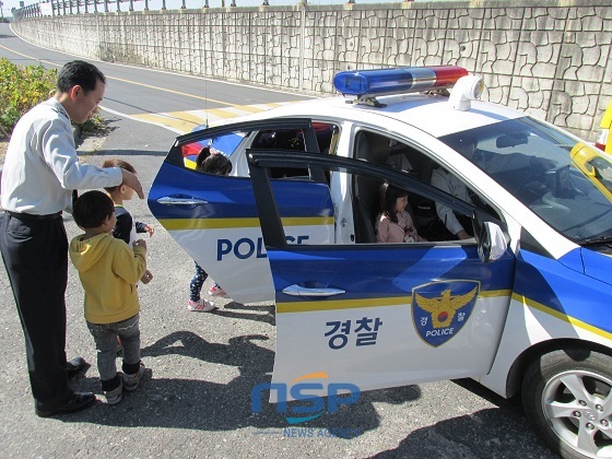 NSP통신-아동들에게 순찰차 탑승체험을 실시하고 있다 (사진제공=완주경찰서)