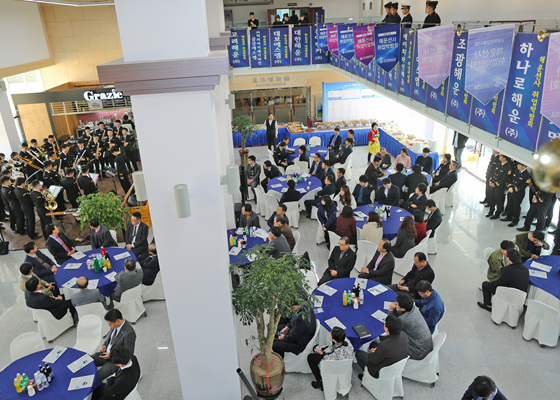 NSP통신-17일 오전 한국해양대 해사대학관에서 관계자들이 참석한 가운데 2014 해운선사 취업박람회가 진행되고 있다. (사진 = 한국해양대 제공)