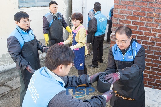 NSP통신-18일 군산도시가스와 한국가스공사 전북지역본부 임직원 등 40여명이 참가해 흥남동과 삼학동 일원의 저소득층 5가구를 방문, 1500장의 연탄을 전달하고 있다.
