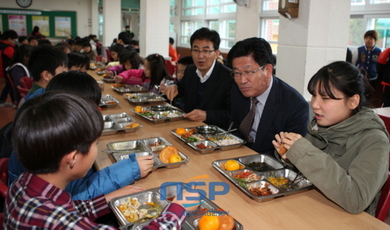 NSP통신-강인규 나주시장이 지난 17일 영산포초등학교에서 학생들과 식사를 하며 얘기를 듣고 있다. (나주시)